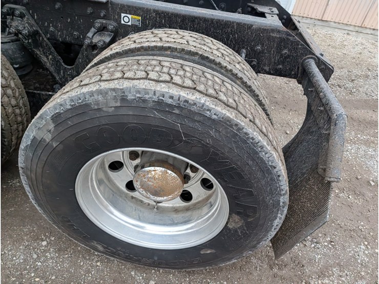 2019-kenworth-t680-image-11