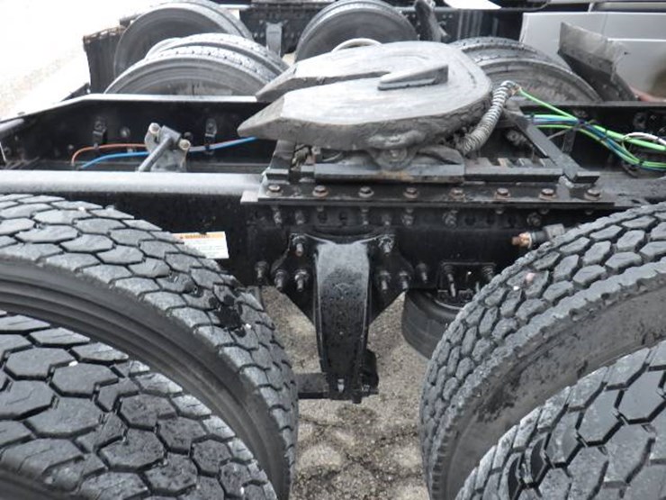 2019-freightliner-cascadia-126-image-9