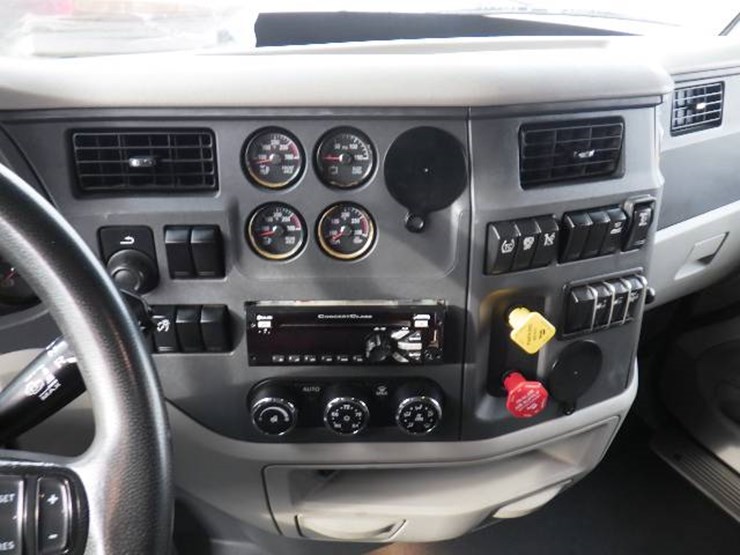 peterbilt-579-image-25