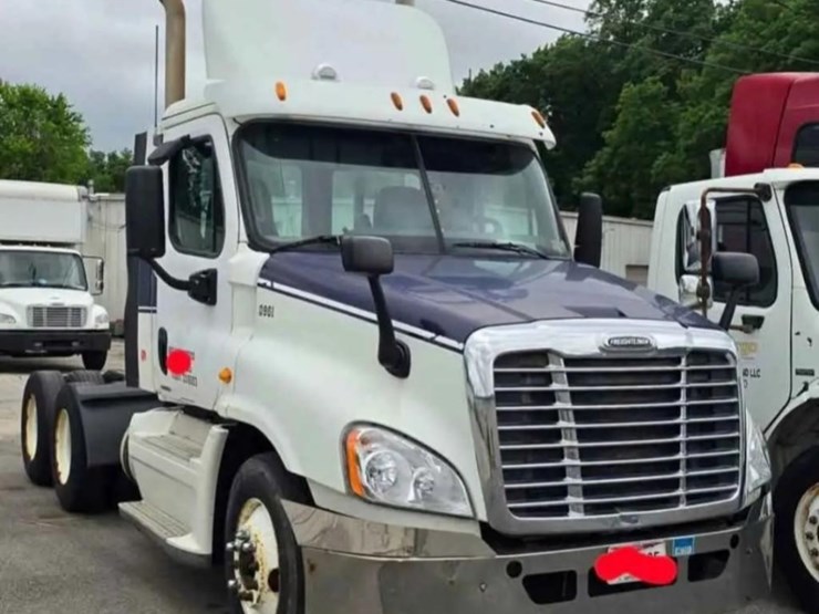 2009-freightliner-cascadia-125-image-1