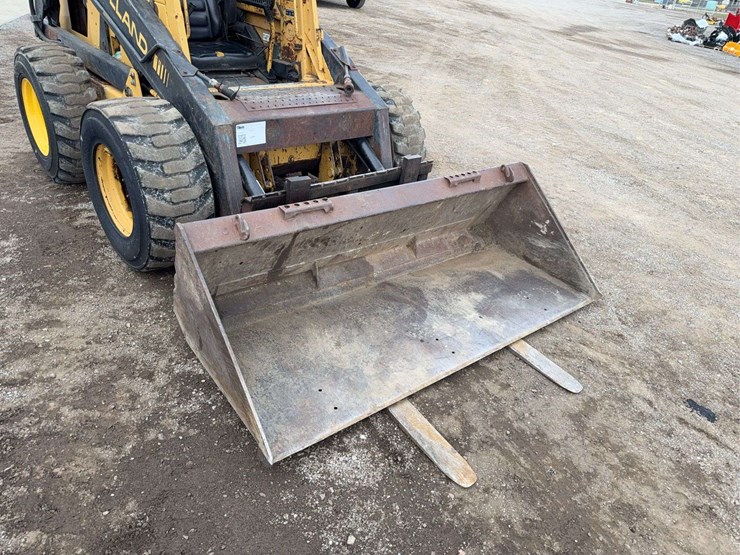 new-holland-l783-image-16