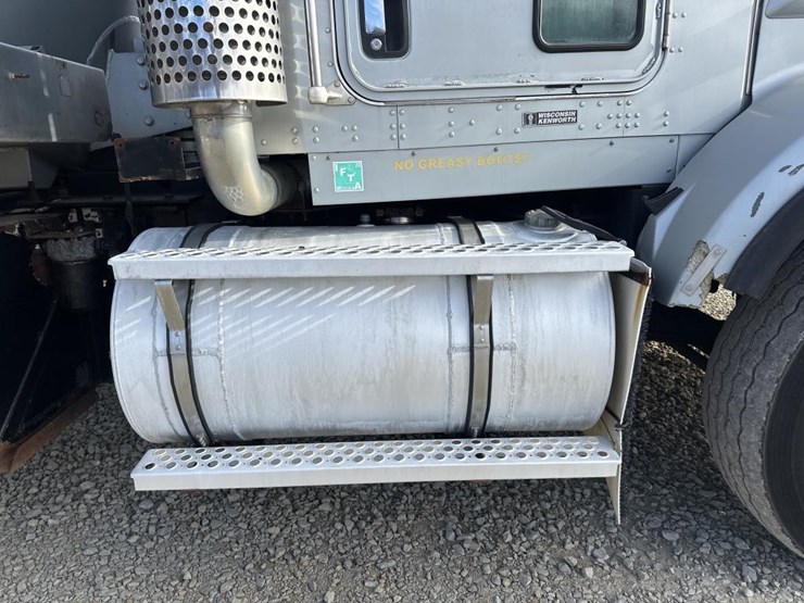 2005-kenworth-t800-image-18