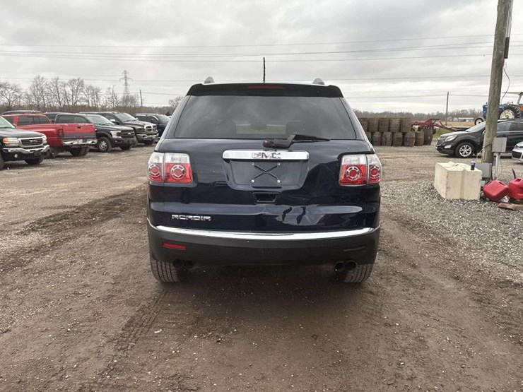 2011-gmc-acadia-image-4