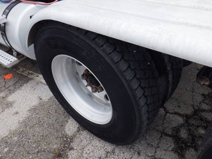 freightliner-cascadia-126-image-17