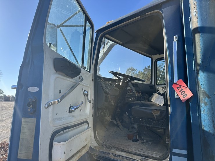 1990-ford-l9000-image-34