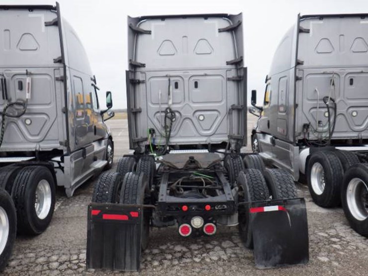 2019-freightliner-cascadia-126-image-12