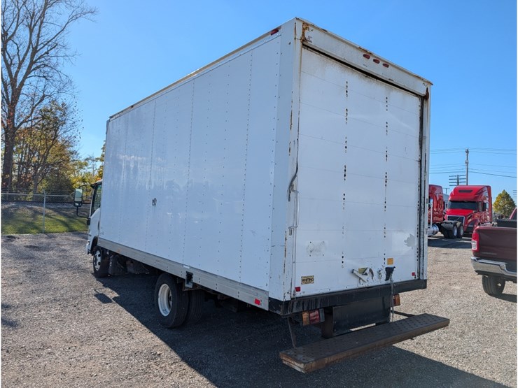 2015-isuzu-npr-image-10