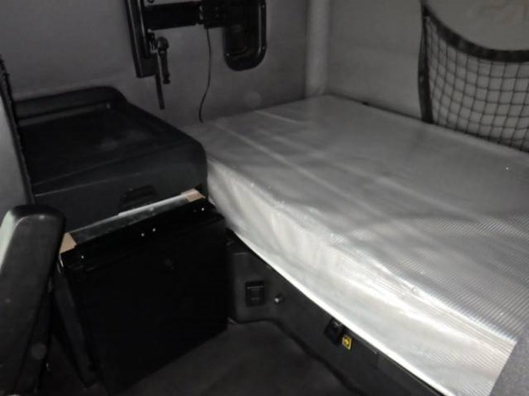 freightliner-cascadia-126-image-27