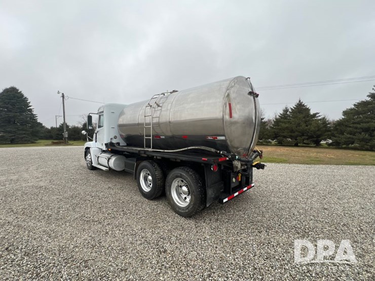 1999-freightliner-flc120-image-6