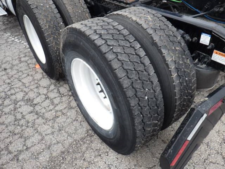 2020-freightliner-cascadia-126-image-15