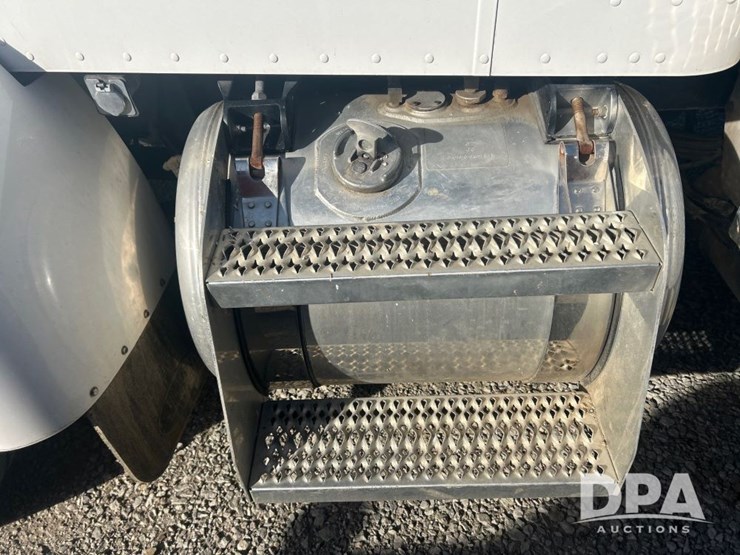 peterbilt-330-image-17