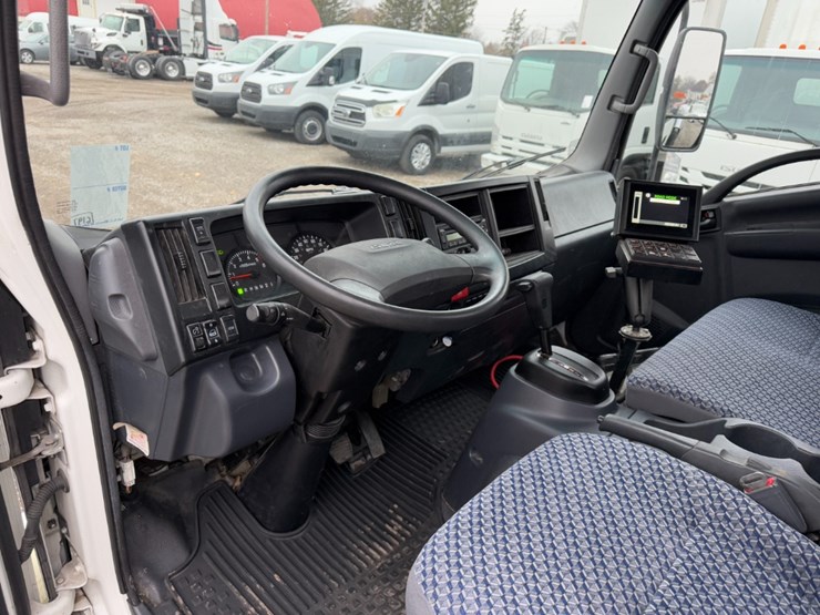 2023-isuzu-npr-image-16