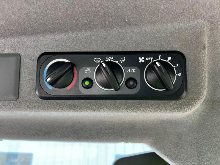 2010-kubota-m8540-image-32