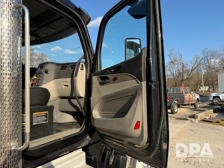 peterbilt-567-image-66