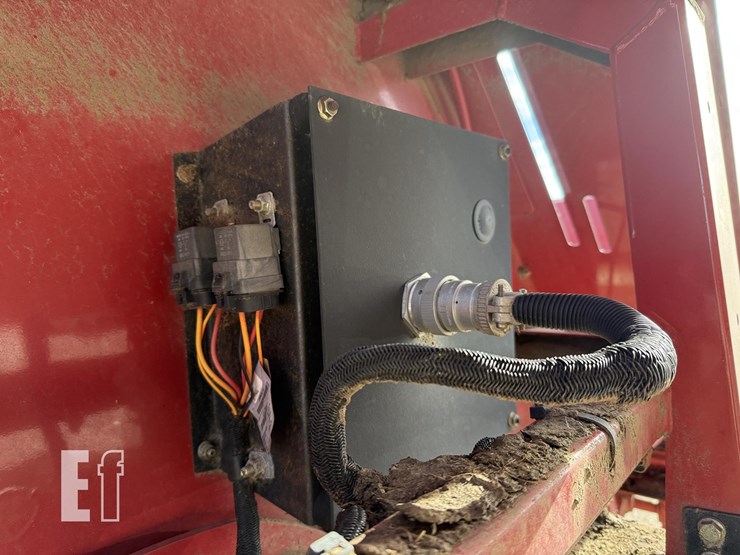 2013-case-ih-rb564-image-29