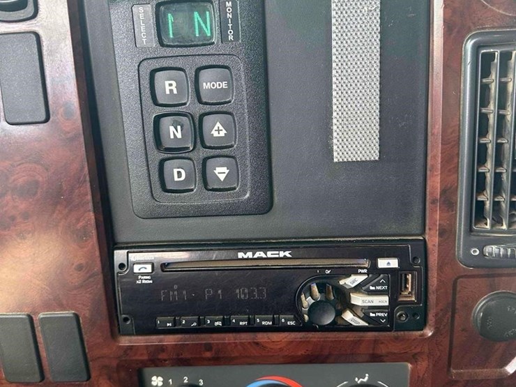 2017-mack-granite-gu713-image-28