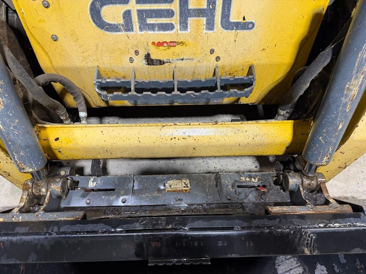 2015-gehl-v270-image-10