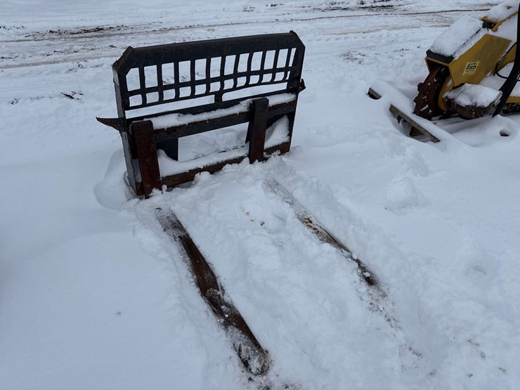 skid-loader-pallet-forks-image-2