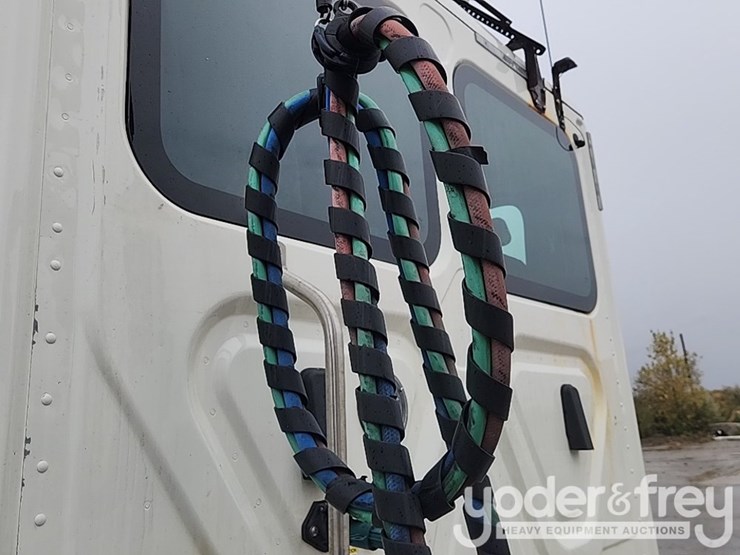 2019-freightliner-cascadia-126-image-26