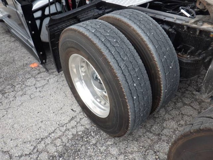 2021-freightliner-cascadia-126-image-19