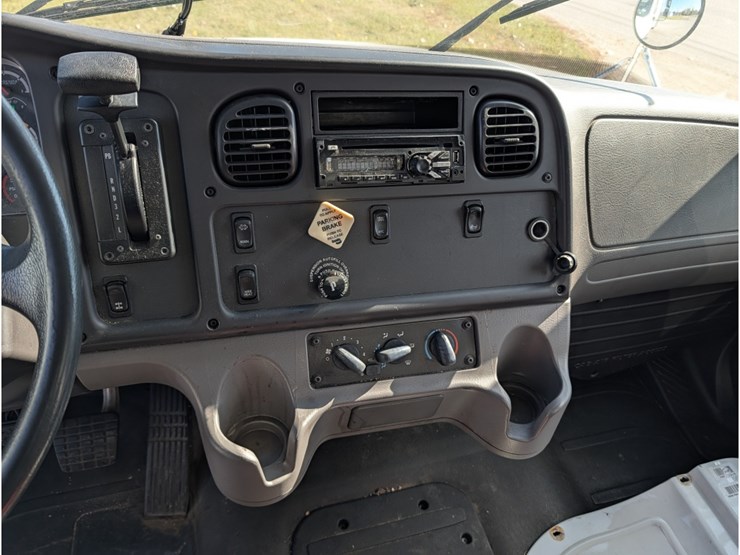 freightliner-m2-106-image-20