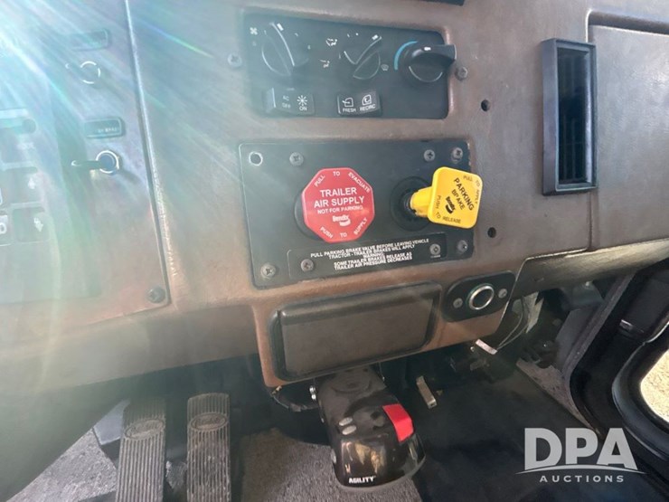 peterbilt-330-image-45