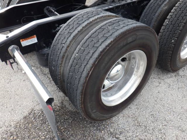 2021-freightliner-cascadia-126-image-12