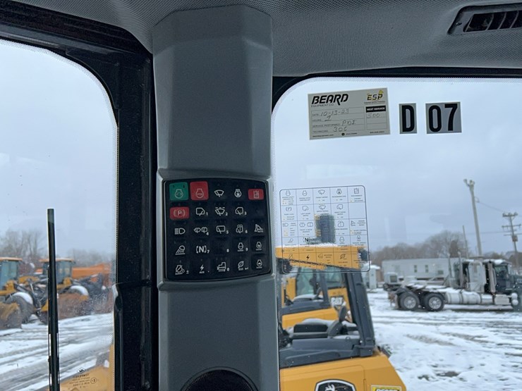 2023-deere-700l-image-21