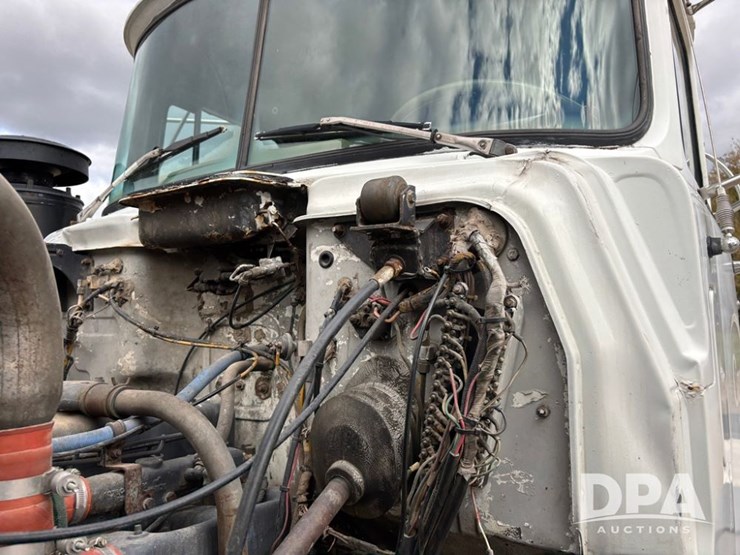 mack-r686st-image-38