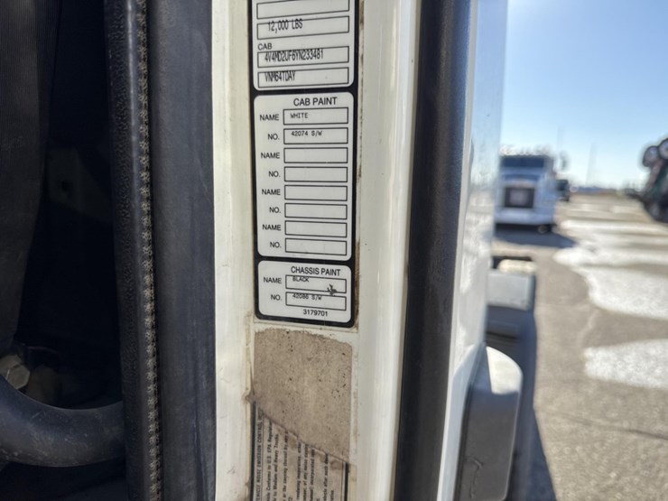 #1994-•-1999-volvo-day-cab-truck-tractor-image-77