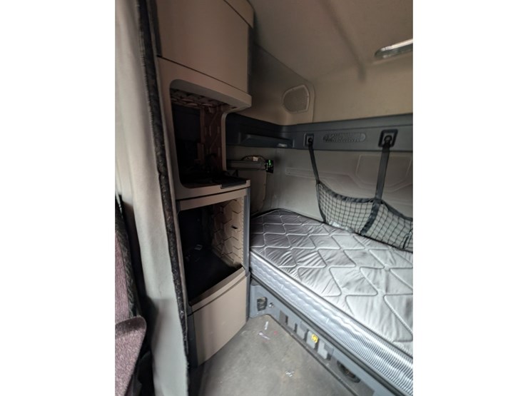 freightliner-cascadia-125-image-25