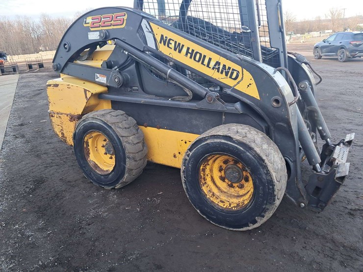 new-holland-l225-image-13