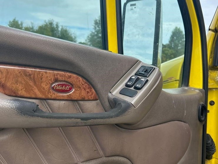 peterbilt-384-image-22