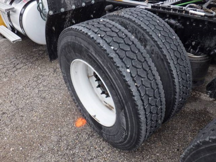 2019-freightliner-cascadia-126-image-14