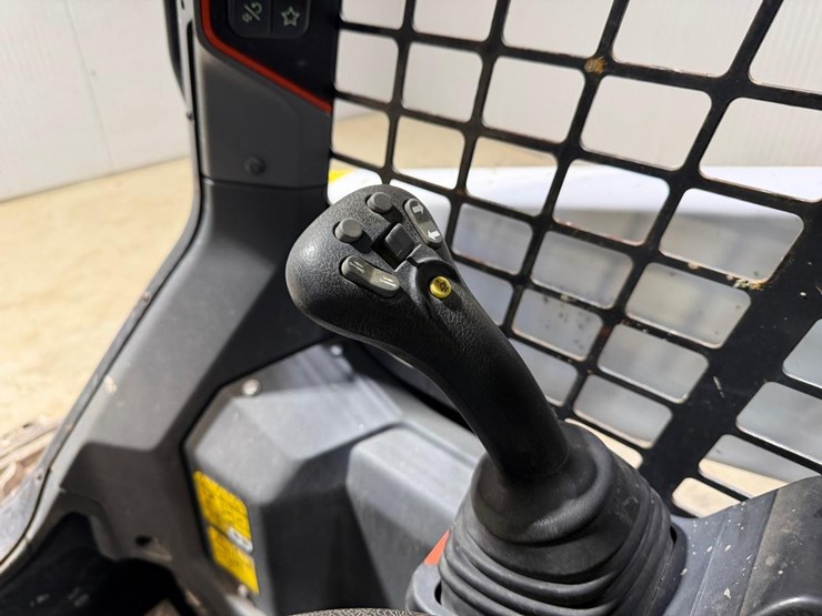 2021-bobcat-t64-image-25