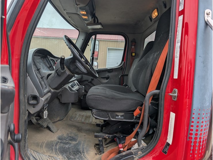 2015-freightliner-114sd-image-24