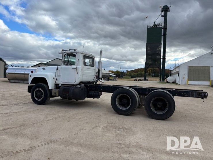 1985-mack-r686st-image-13