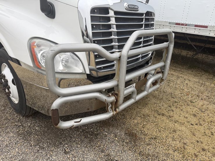 #1175-•-2016-freightliner-cascadia-day-cab-truck-tractor-image-12