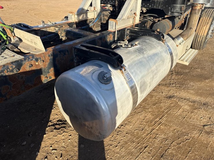 2008-peterbilt-388-image-48