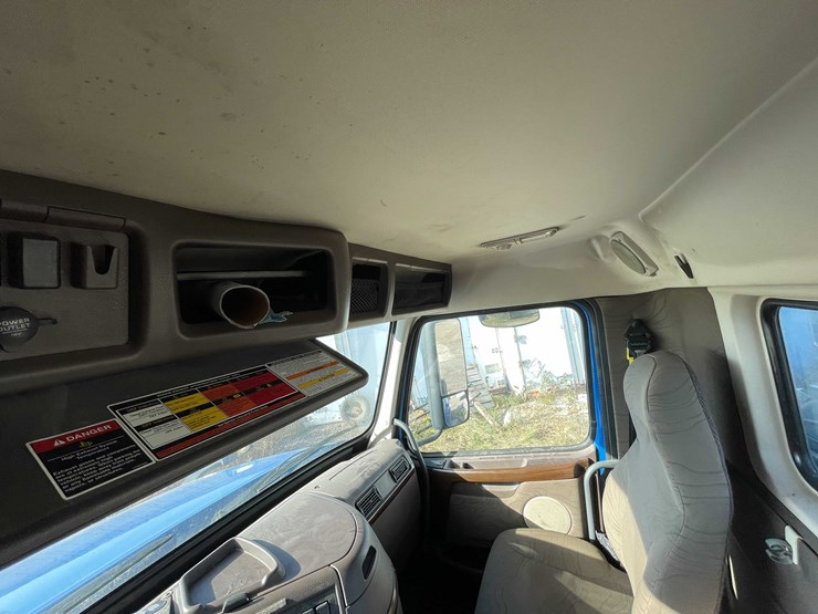 #202-•-2015-volvo-semi-tractor-(has-wi-title)-(denmark,-wi)-image-50