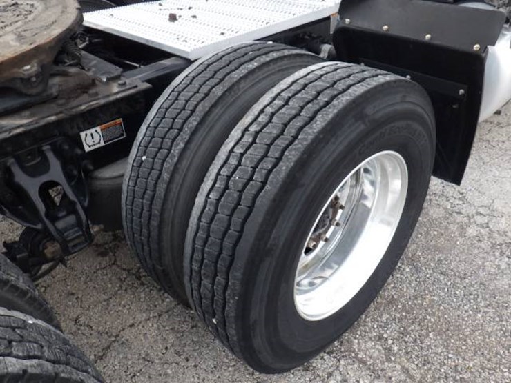 peterbilt-579-image-10