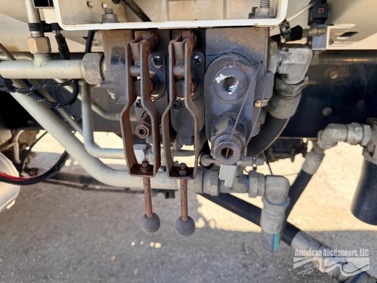 2011-mack-gu812-garbage-truck-image-23