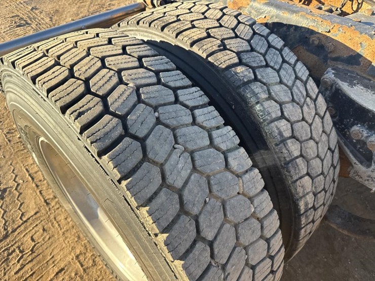 2008-peterbilt-388-image-57