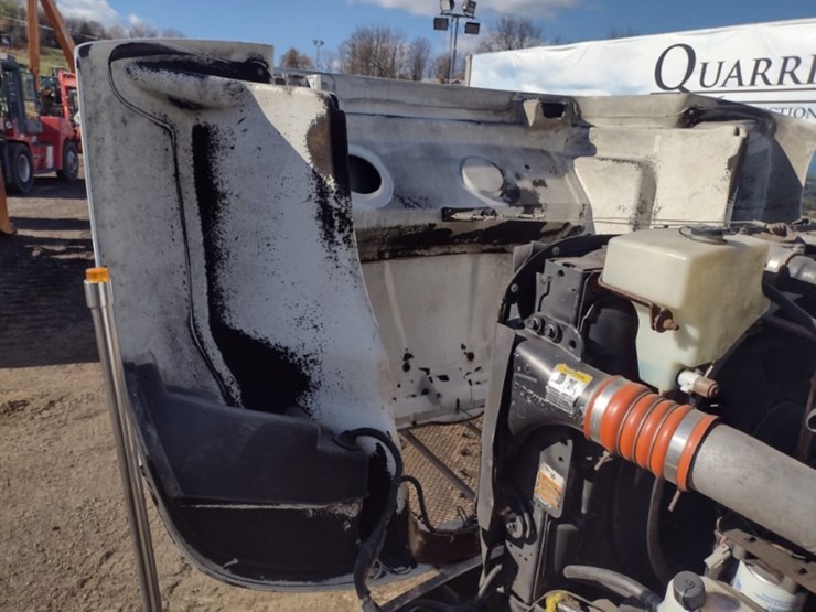 peterbilt-335-image-18