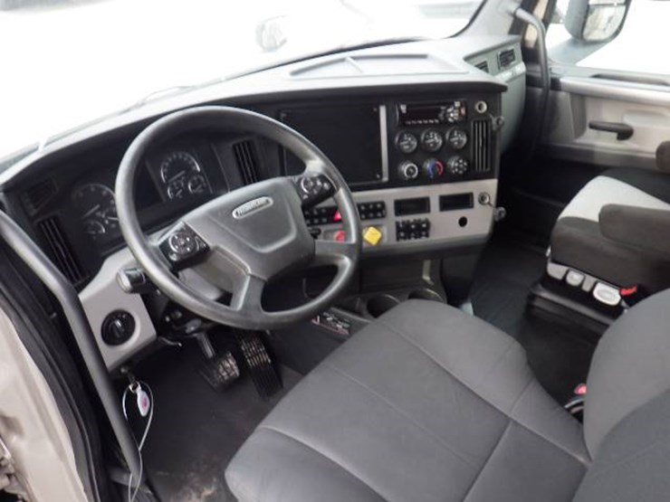 2020-freightliner-cascadia-126-image-16