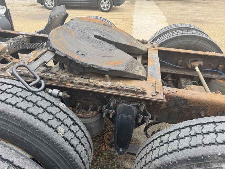 #1175-•-2016-freightliner-cascadia-day-cab-truck-tractor-image-27