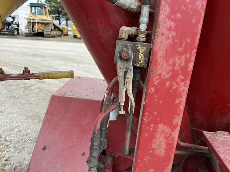 new-holland-354-image-28