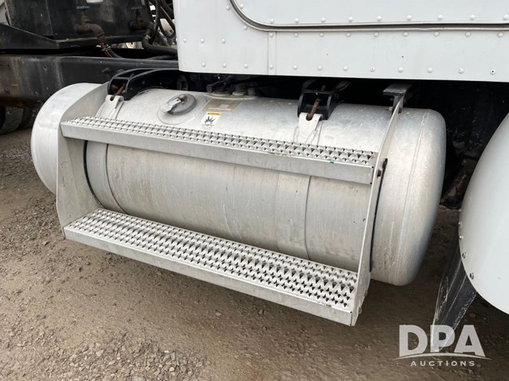 2001-peterbilt-330-image-21