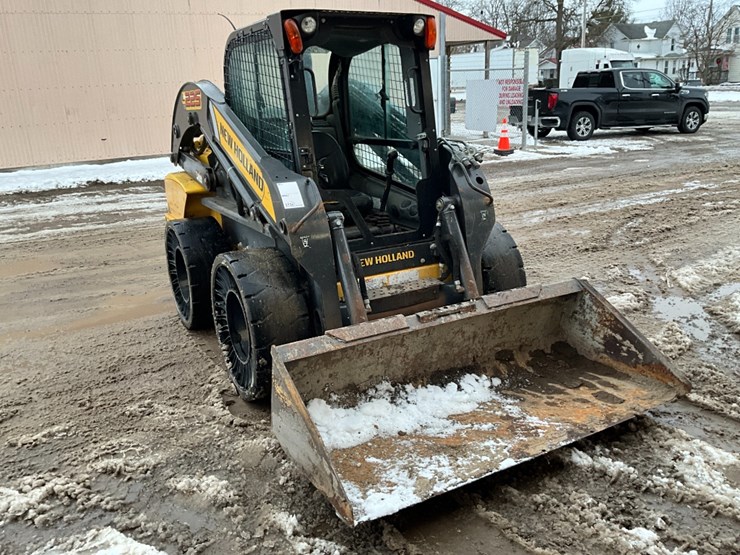 new-holland-l225-image-3