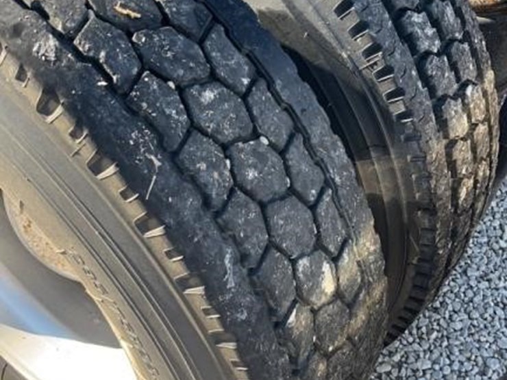 2012-peterbilt-587-image-9